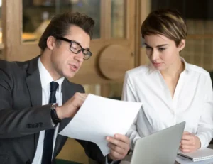 Hombre de negocios consultando un contrato
