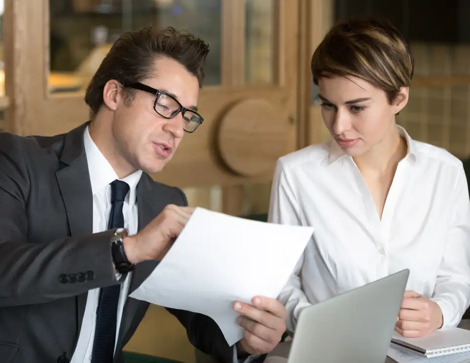 Hombre de negocios consultando un contrato